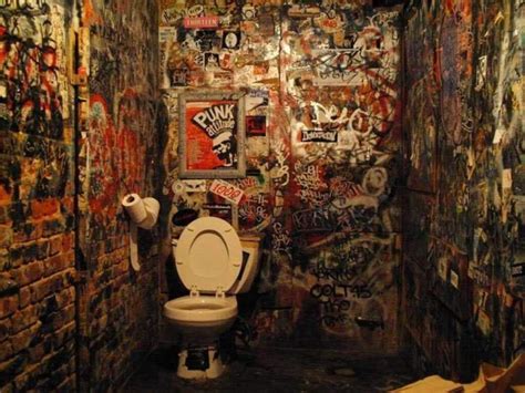 Punk Toilet Brabet